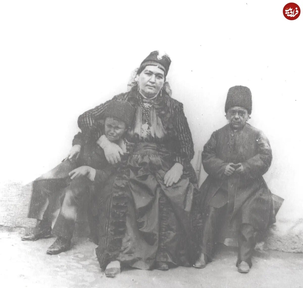 عکس/ ملیجک در حال گریه و در کنار انیس‌الدوله