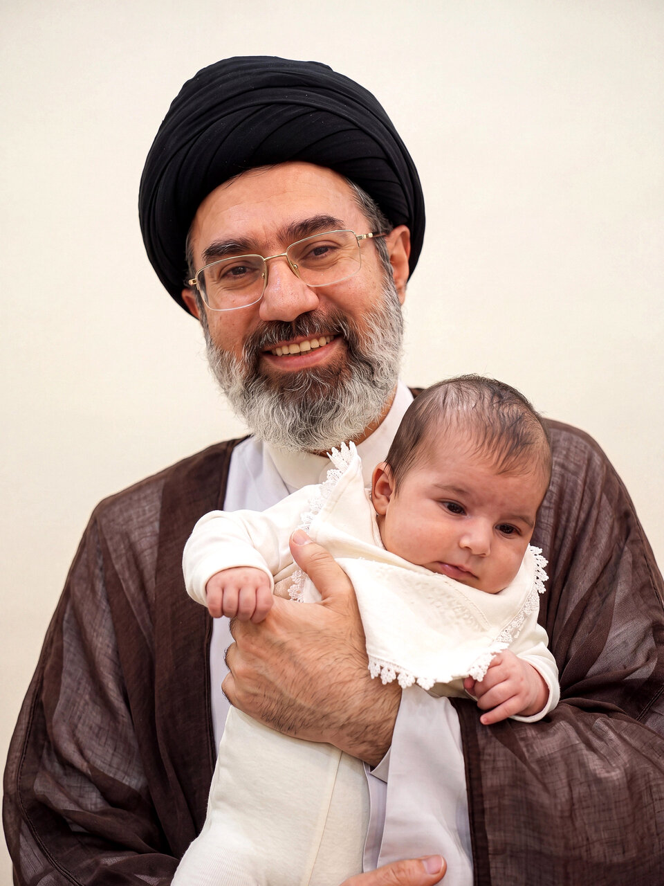 انتشار برای اولین بار / عکسی از رهبر انقلاب با نوزادی در آغوش انتشار برای اولین بار / عکسی از رهبر انقلاب با نوزادی در آغوش