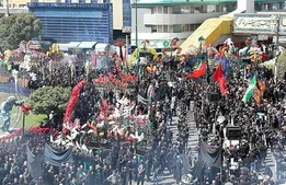 حرکت دسته عزاداری شهادت امام رضا (ع) به سمت بیت رهبر شهید