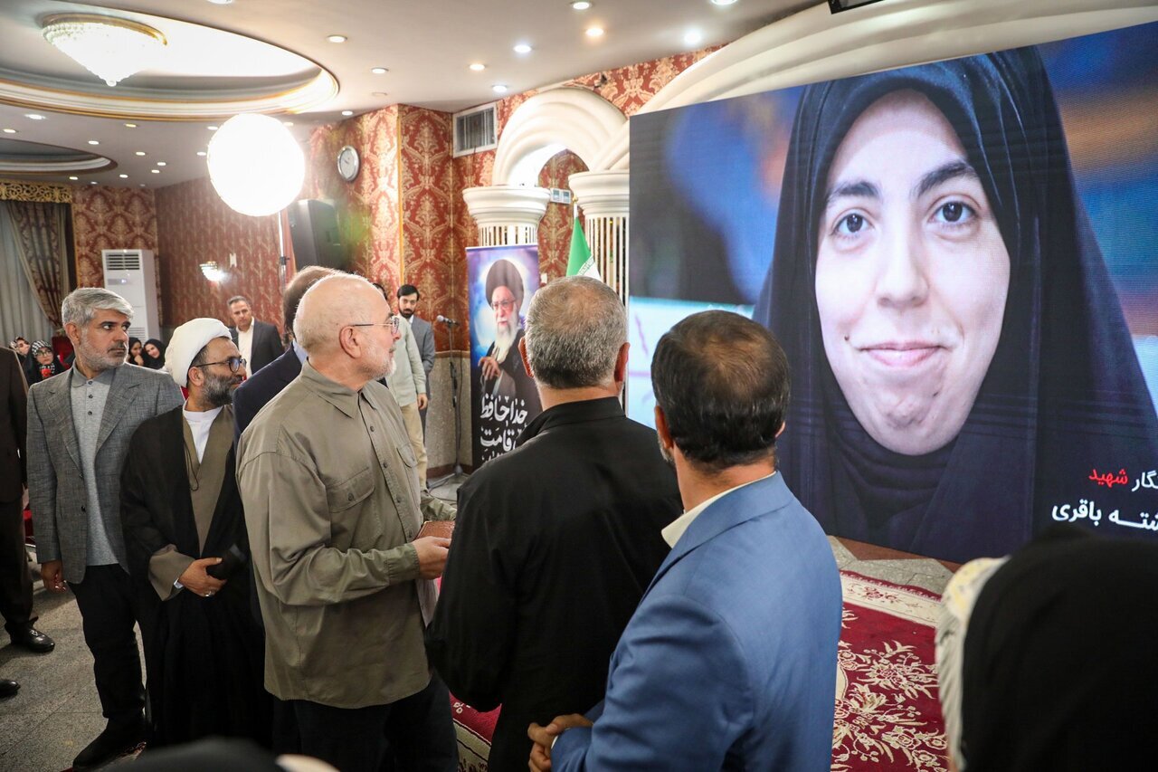 دختران سردار باقری در مراسم روز خبرنگار در مجلس/ تصویر فرشته شهید در مقابل دیدگان خواهر + تصاویر دختران سردار باقری در مراسم روز خبرنگار در مجلس/ تصویر فرشته شهید در مقابل دیدگان خواهر + تصاویر