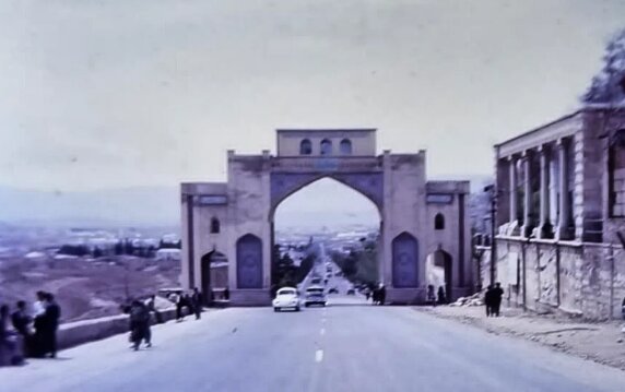عکس/ عریضه نویسان فلکه شهرداری شیراز عکس/ عریضه نویسان فلکه شهرداری شیراز