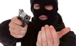 ویدیو / سرقت خشن دزد بی‌رحم از یک زن جلوی چشم دخترش