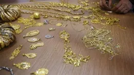 فیلم/ این سارق با پوشش چادر ۲ کیلوگرم طلا دزدید!