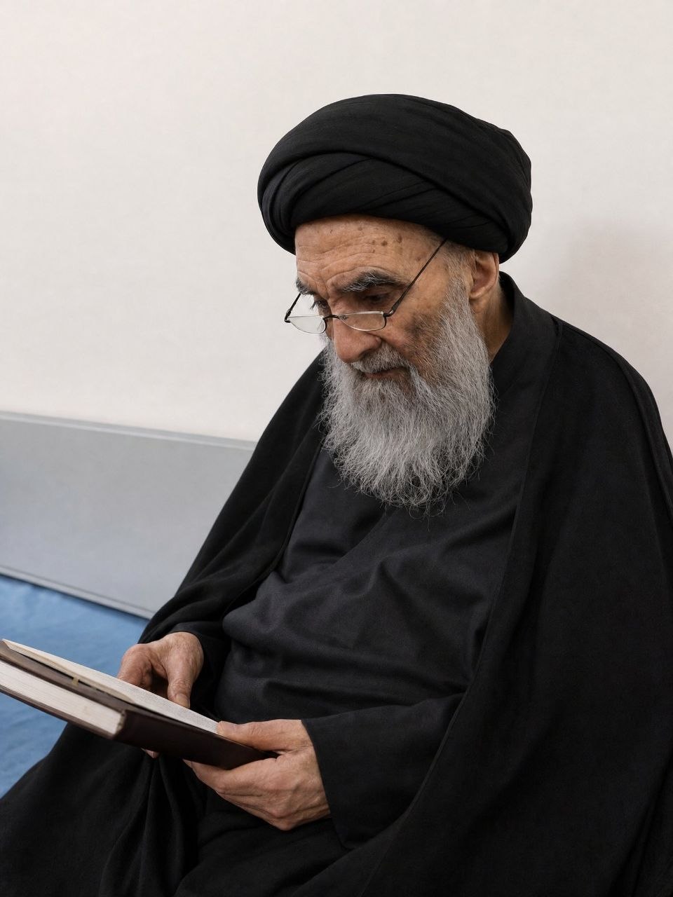 عکس/ جدیدترین تصویر آیت الله سیستانی به مناسبت تولد ۹۹ سالگی