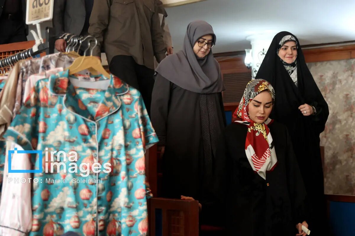 تصاویر | دختر پزشکیان، همسر جوان عراقچی و فاطمه مهاجرانی در یک نمایشگاه تصاویر | دختر پزشکیان، همسر جوان عراقچی و فاطمه مهاجرانی در یک نمایشگاه