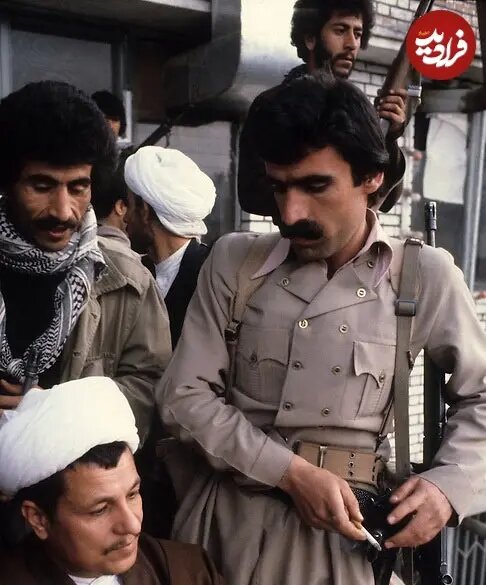 هاشمی رفسنجانی در کنار نیرو‌های مسلح کرد سال ۵۸ / عکس