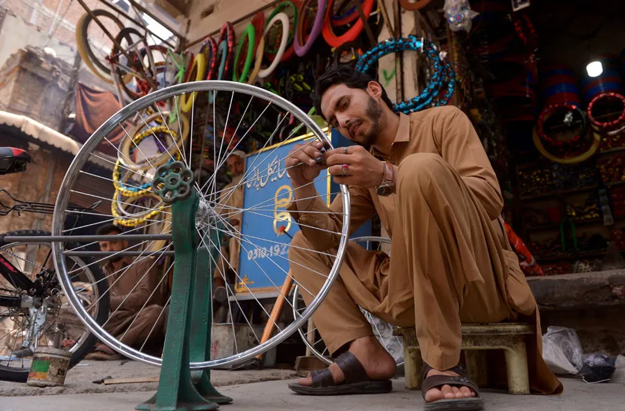 عکس / کارگاه تعمیر دوچرخه در پیشاور پاکستان