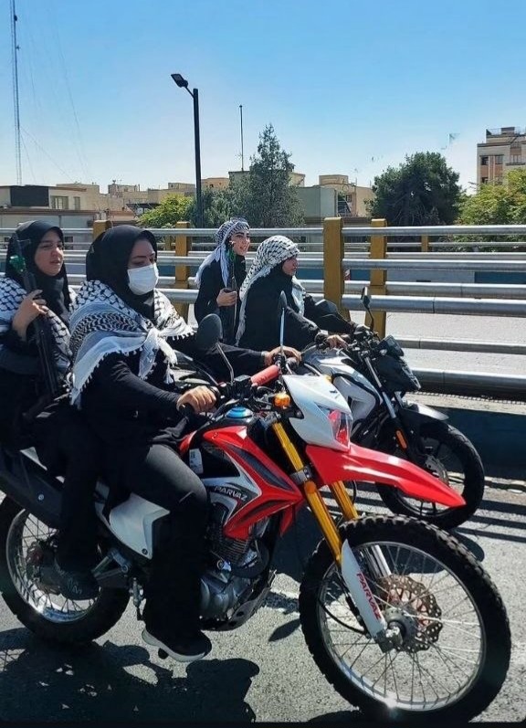 عکس / زنان موتورسوار بسیجی در خیابان‌ها