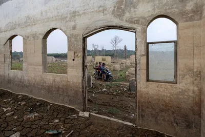 عکس/ تصویری خارق‌العاده از بقایای یک روستا در اندونزی که همزمان با خشکسالی و کاهش سطح آب، بیرون آمده