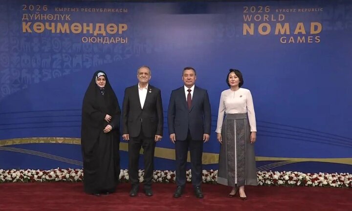 تصاویر / پزشکیان و دخترش در افتتاحیه مسابقات جهانی قرقیزستان/ عکس رئیس جمهور ایران روی بیلبورد تصاویر / پزشکیان و دخترش در افتتاحیه مسابقات جهانی قرقیزستان/ عکس رئیس جمهور ایران روی بیلبورد