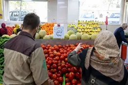 مرکز آمار: گوجه فرنگی و خیار بیشترین میزان تورم را تجربه کرده‌اند/ تخم مرغ ماشینی در رتبه سوم قرار دارد/ تنها «موز» نسبت به دوره مشابه سال گذشته کاهش قیمت را تجربه کرده
