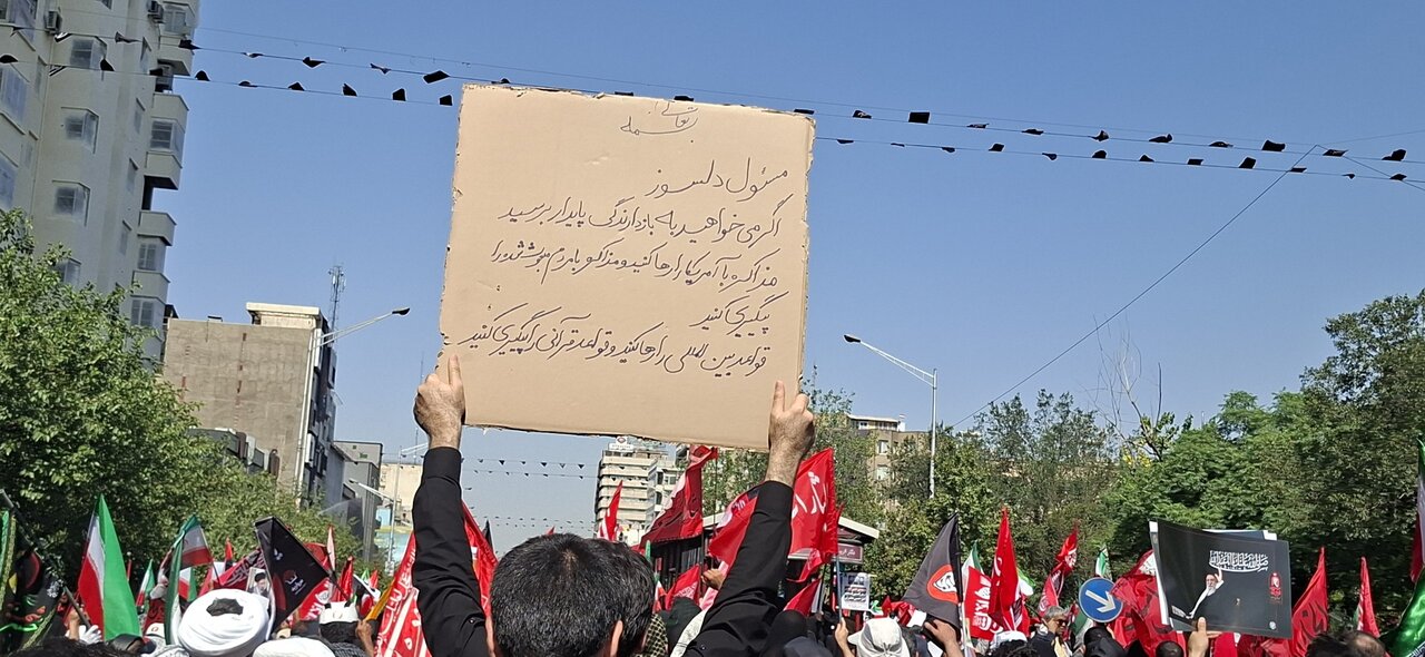 پلاکاردهایی با درخواست قتل ترامپ در مراسم تشییع رهبر شهید + عکس پلاکاردهایی با درخواست قتل ترامپ در مراسم تشییع رهبر شهید + عکس