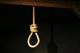 خودکشی عجیب پیرزن ۹۳ ساله با طناب دار!