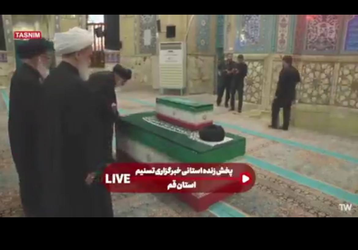 وداع علیرضا پناهیان با رهبر شهید انقلاب + عکس وداع علیرضا پناهیان با رهبر شهید انقلاب + عکس