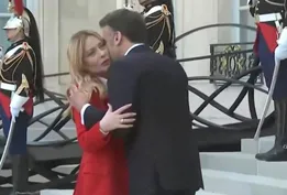 فیلم / استقبال عجیب و خیلی خودمانی مکرون رئیس جمهور فرانسه از جورجیا ملونی نخست وزیر ایتالیا!
