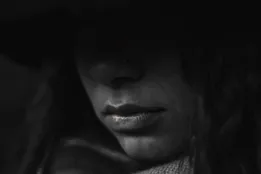 انکار اسیدپاشی در دادگاه؛ دختر جوان به ۱۵ سال حبس محکوم شد