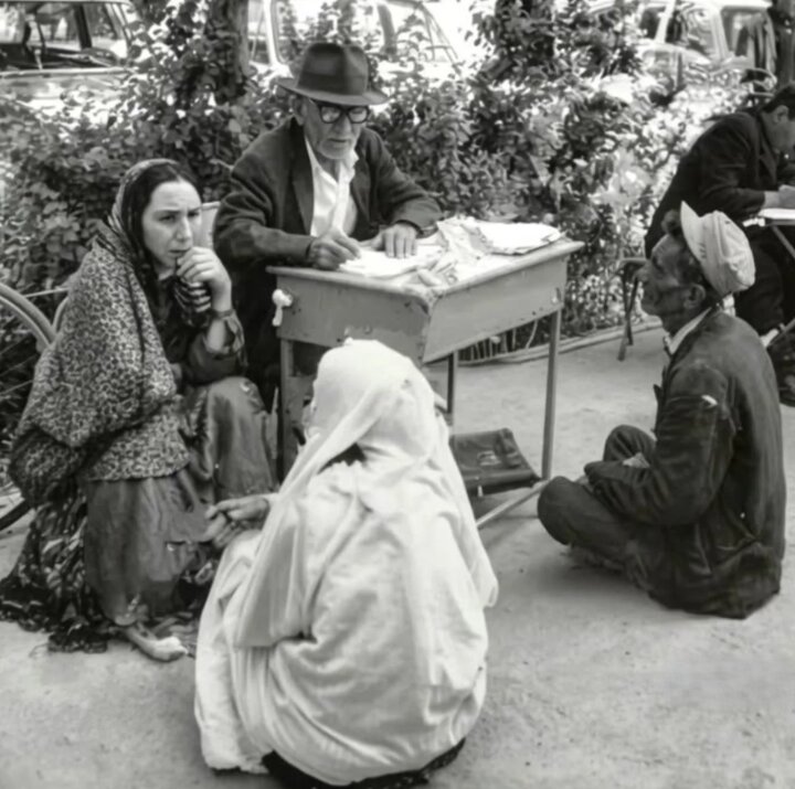 عکس/ عریضه نویسان فلکه شهرداری شیراز عکس/ عریضه نویسان فلکه شهرداری شیراز