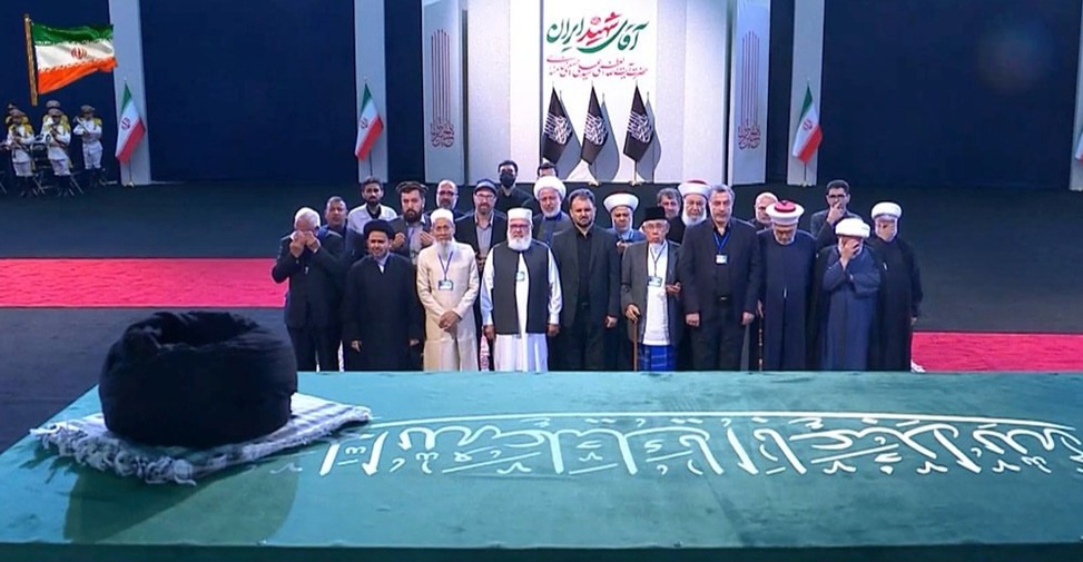 ایستاده به احترام یک عمر مجاهدت قائد شهید ایستاده به احترام یک عمر مجاهدت قائد شهید