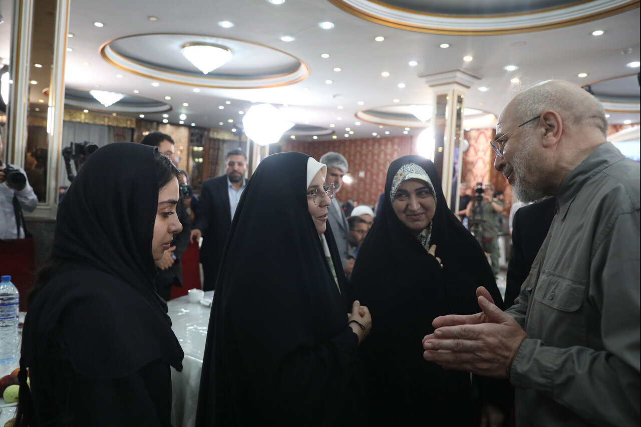 دختران سردار باقری در مراسم روز خبرنگار در مجلس/ تصویر فرشته شهید در مقابل دیدگان خواهر + تصاویر دختران سردار باقری در مراسم روز خبرنگار در مجلس/ تصویر فرشته شهید در مقابل دیدگان خواهر + تصاویر