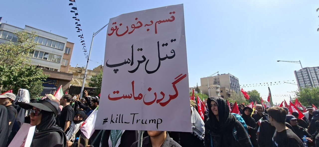 پلاکاردهایی با درخواست قتل ترامپ در مراسم تشییع رهبر شهید + عکس پلاکاردهایی با درخواست قتل ترامپ در مراسم تشییع رهبر شهید + عکس