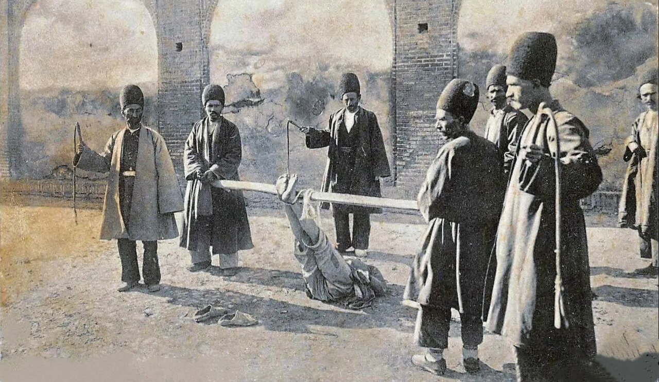 عکس/ ماموران قاجاری در حال فلک کردن مجرم در ملأ عام؛ سال ۱۲۷۵ خورشیدی عکس/ ماموران قاجاری در حال فلک کردن مجرم در ملأ عام؛ سال ۱۲۷۵ خورشیدی