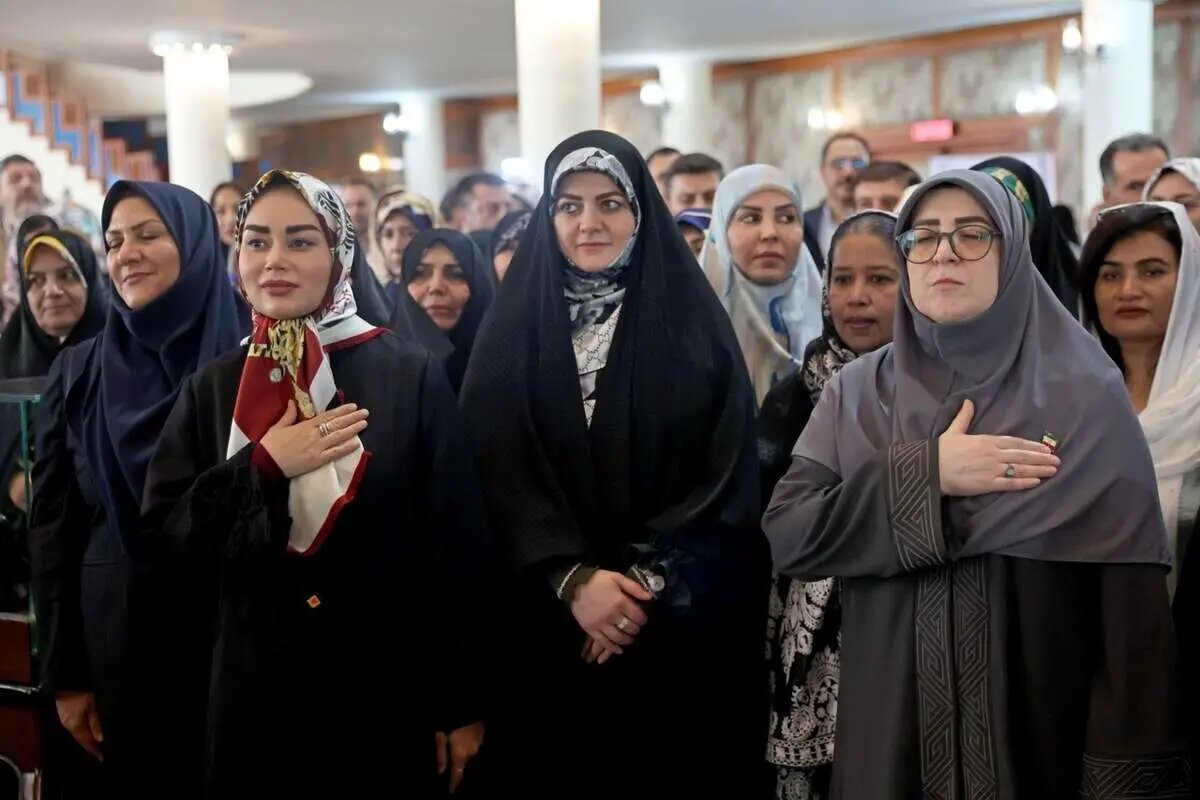 تصاویر | دختر پزشکیان، همسر جوان عراقچی و فاطمه مهاجرانی در یک نمایشگاه تصاویر | دختر پزشکیان، همسر جوان عراقچی و فاطمه مهاجرانی در یک نمایشگاه