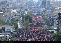 توقف خودروی حامل پیکر رهبر شهید در میدان آزادی