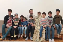 زن بلاگر فرزندآوری با ۱۰ فرزندش از ایران مهاجرت کرد