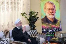 تصاویر/ حسن روحانی در منزل شهید علی لاریجانی/ احوال پرسی با فرزند شهید/ لباس خادمی لاریجانی هم بود