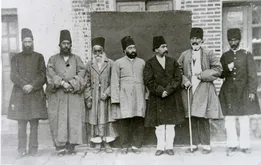 عکس یادگاری کامران میرزا پسر ناصرالدین‌شاه در کنار جمعی از درباریان