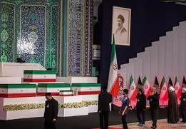 ادای احترام مهمانان و مسئولان خارجی به پیکر امام شهید