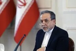 تصاویر / عراقچی با لباس خادمی در مراسم تعویض پرچم گنبد مطهر رضوی