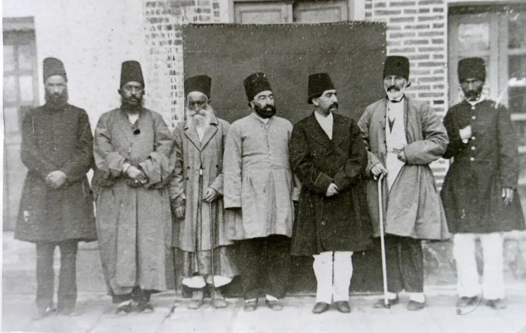 عکس یادگاری کامران میرزا پسر ناصرالدینشاه در کنار جمعی از درباریان عکس یادگاری کامران میرزا پسر ناصرالدینشاه در کنار جمعی از درباریان