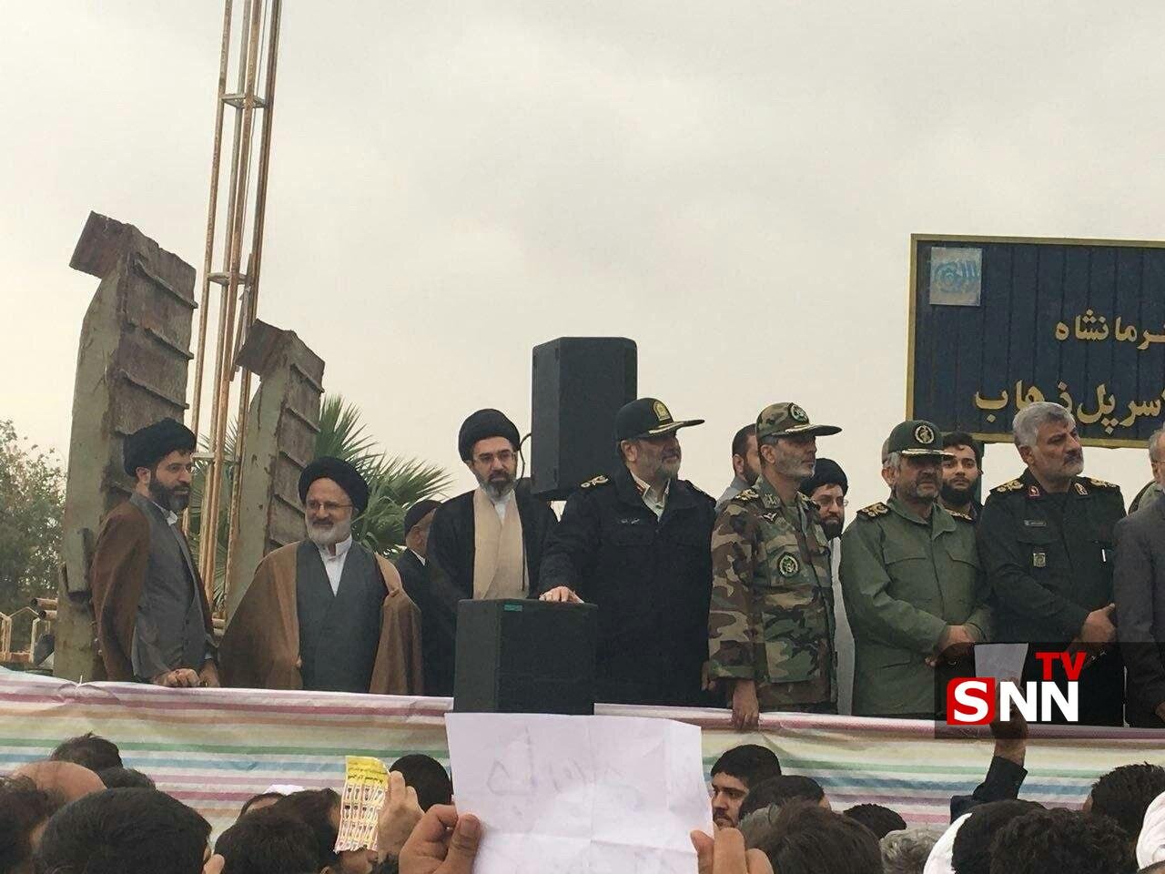 عکس | تصویر کمتر دیده شده از حضرت آیت‌الله سید مجتبی خامنه‌ای در منطقه زلزله زده سر پل ذهاب
