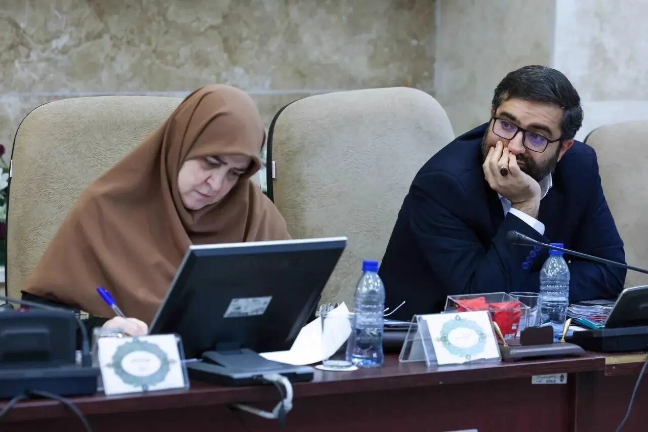 عکس/ سقاب اصفهانی در جلسه هیات دولت سوژه عکاسان شد! عکس/ سقاب اصفهانی در جلسه هیات دولت سوژه عکاسان شد!