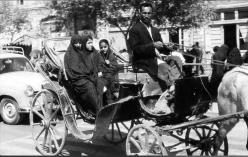 عکس/ یک مادر به همراه دو دخترش سوار بر درشکه در خیابان‌های تهران؛ دهه ۳۰