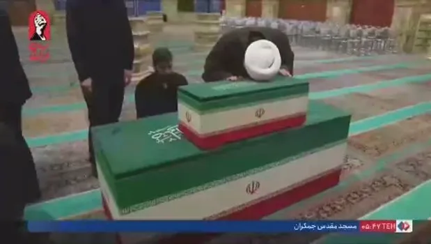 ویدئو | لحظه وداع داماد رهبر شهید با دختر ۱۴ ماهه‌اش در مسجد جمکران