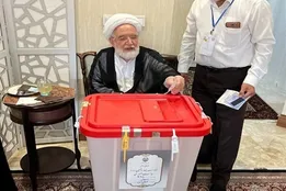 کروبی رأی خود را به صندوق انداخت