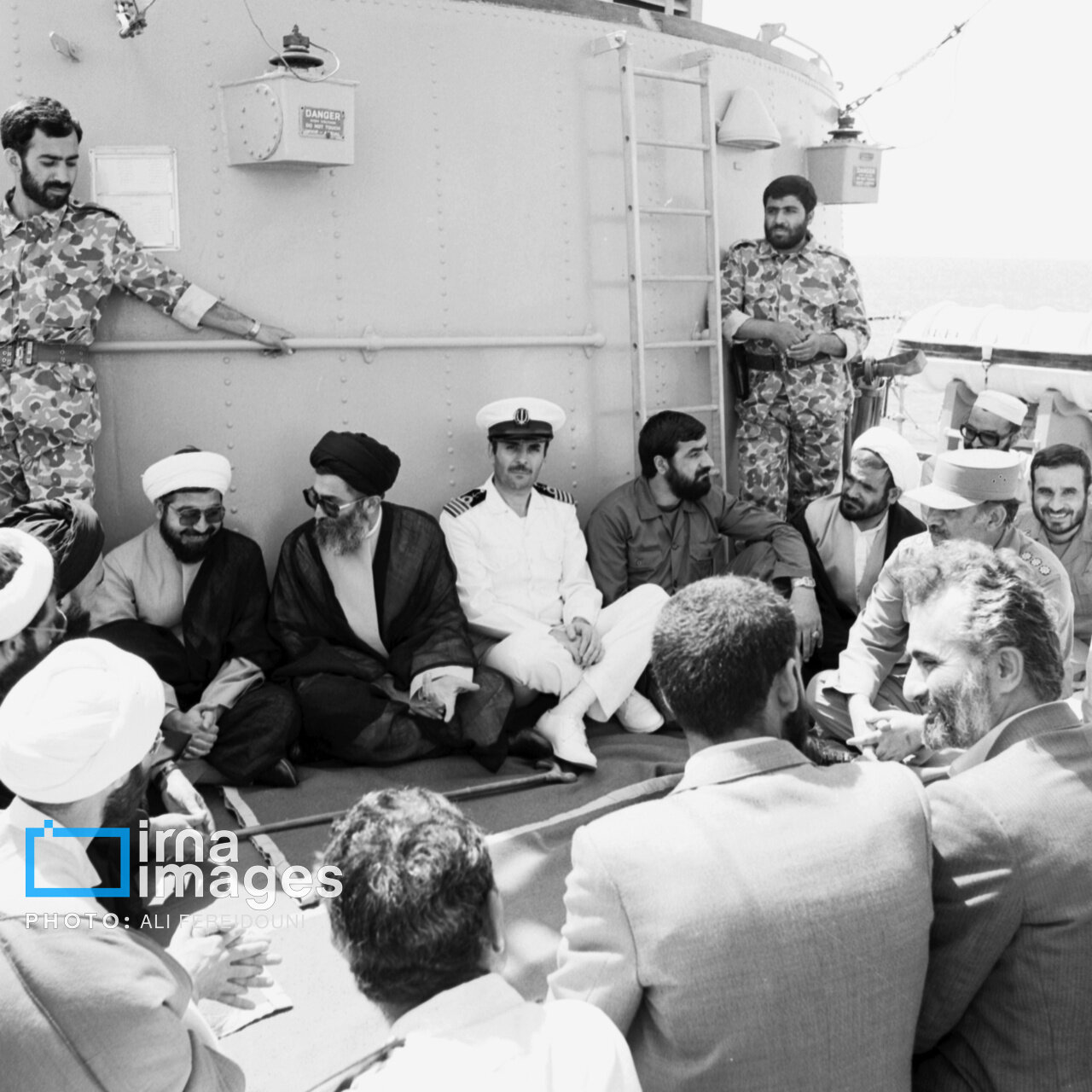 عکس | تصویری تاریخی از رهبر شهید در کنار حسن روحانی و محسن رضایی بر عرشه یکی از شناورهای نیروی دریایی عکس | تصویری تاریخی از رهبر شهید در کنار حسن روحانی و محسن رضایی بر عرشه یکی از شناورهای نیروی دریایی