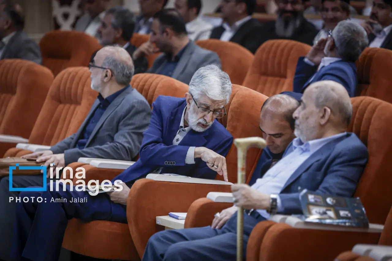 ژست خاص حداد عادل در یک مراسم + عکس
