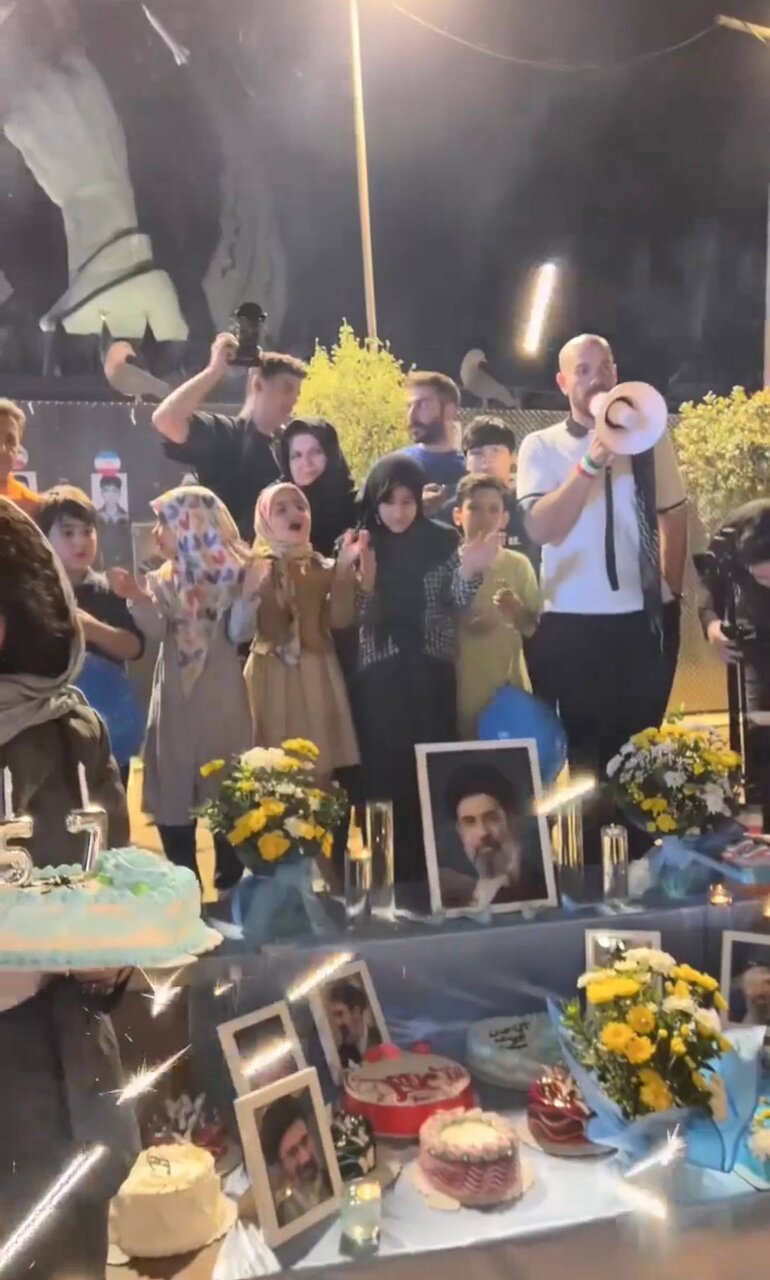 تصاویر پربازدید جشن تولد رهبر انقلاب در تجمع شبانه میدان انقلاب + عکس تصاویر پربازدید جشن تولد رهبر انقلاب در تجمع شبانه میدان انقلاب + عکس