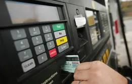 کارت سوخت با انتقال سهمیه بنزین به کارت بانکی حذف نمی‌شود