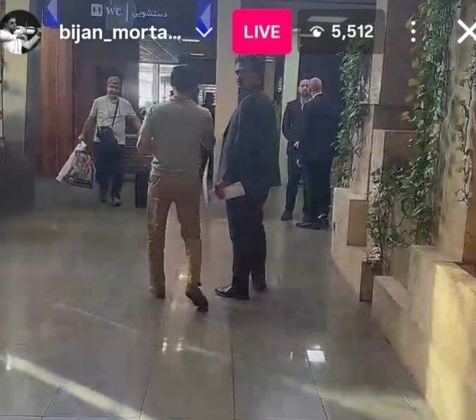 بازگشت بیژن مرتضوی به ایران؛ خواننده پاپ پس از ۴۷ سال وارد تهران شد بازگشت بیژن مرتضوی به ایران؛ خواننده پاپ پس از ۴۷ سال وارد تهران شد
