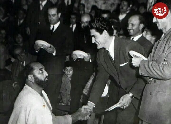 ویگن در حال دست دادن با شعبان جعفری در دهه ۴۰