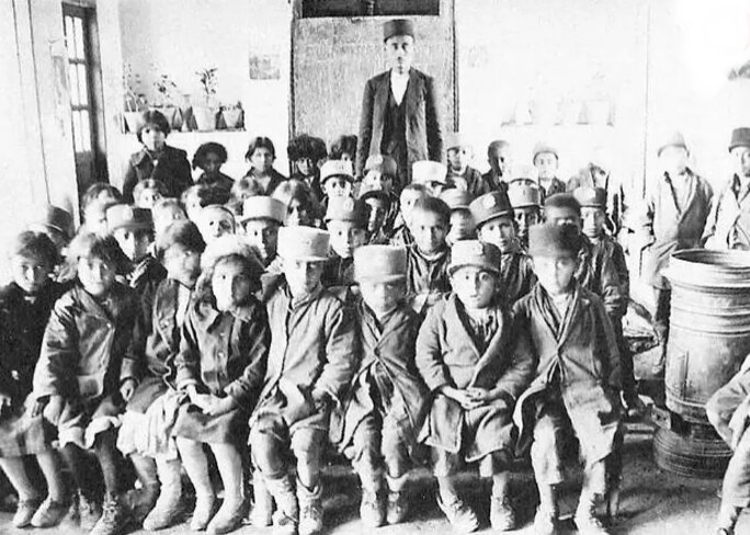عکس/ دانش‌آموزان ابتدایی و معلمشان در ۹۹ سال پیش