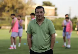 خداداد عزیزی به نیمکت تراکتور برگشت
