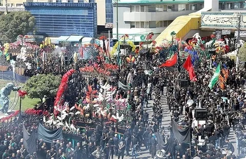 حرکت دسته عزاداری شهادت امام رضا (ع) به سمت بیت رهبر شهید