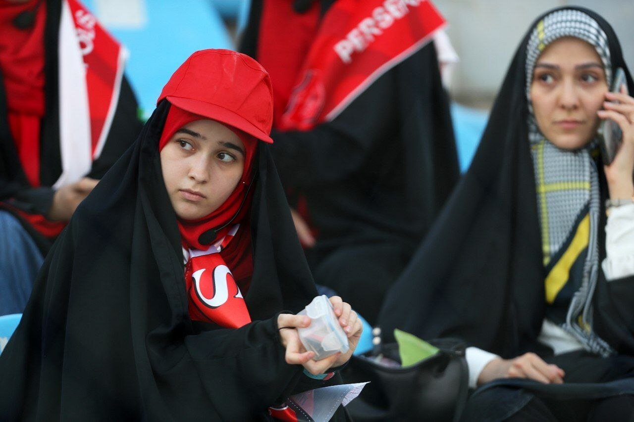 عکس| تیپ خاص هوادار چادری پرسپولیس در ورزشگاه