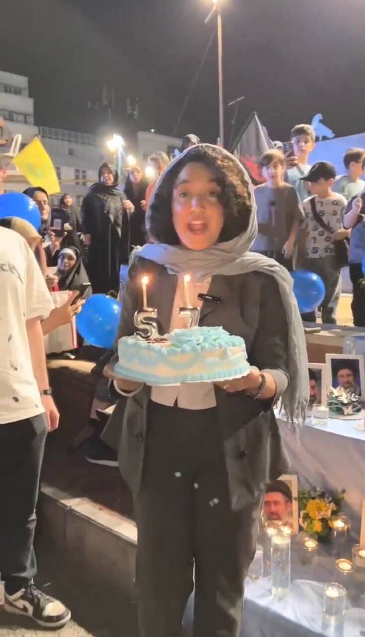 تصاویر پربازدید جشن تولد رهبر انقلاب در تجمع شبانه میدان انقلاب + عکس تصاویر پربازدید جشن تولد رهبر انقلاب در تجمع شبانه میدان انقلاب + عکس
