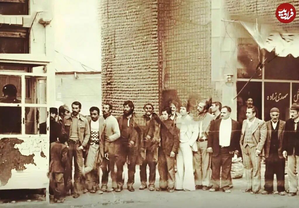 عکس/ صف طولانی تلفن عمومی در تهران؛ دهه ۵۰ عکس/ صف طولانی تلفن عمومی در تهران؛ دهه ۵۰